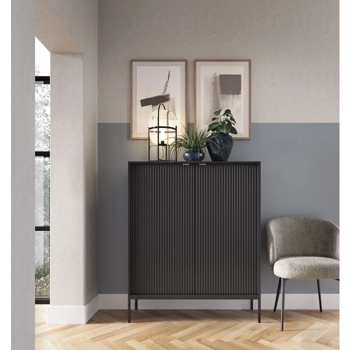 Komoda dwudrzwiowa New Black 104 cm czarna złote uchwyty ryflowane fronty